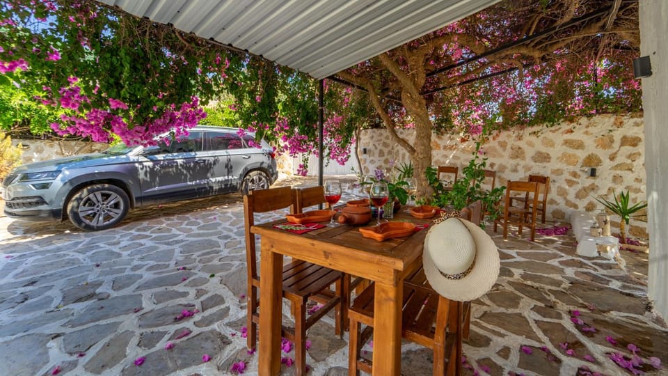 Patio, Spring, Day, Garden, Dining area, Garden view, Parking