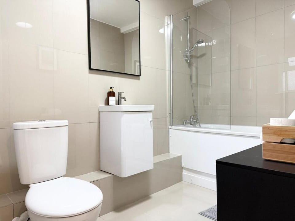 Shower, Toilet, Bathroom, towels