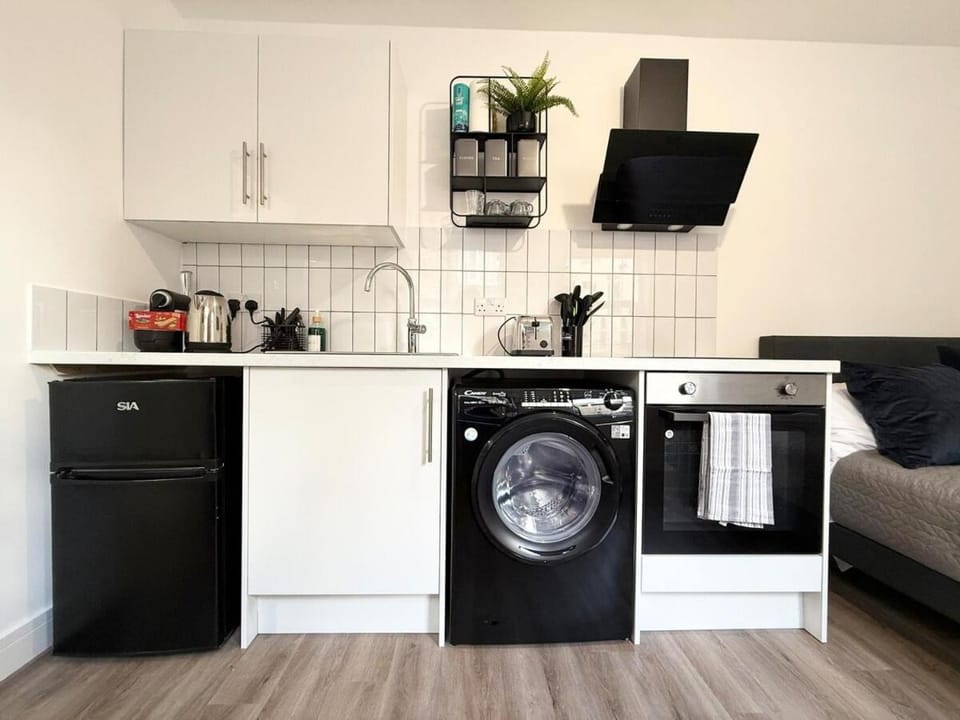 Coffee/tea facilities, Kitchen or kitchenette, oven, stove, toaster