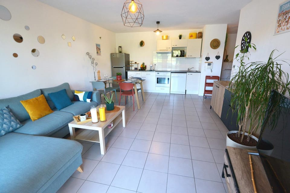 TV and multimedia, Kitchen or kitchenette, Living room, Seating area, Dining area, dishwasher, microwave, stove