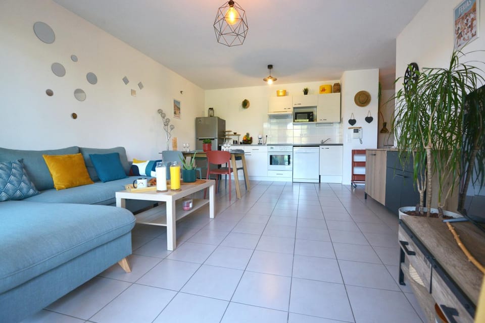 Kitchen or kitchenette, Living room, Seating area, Dining area, dishwasher, oven, stove