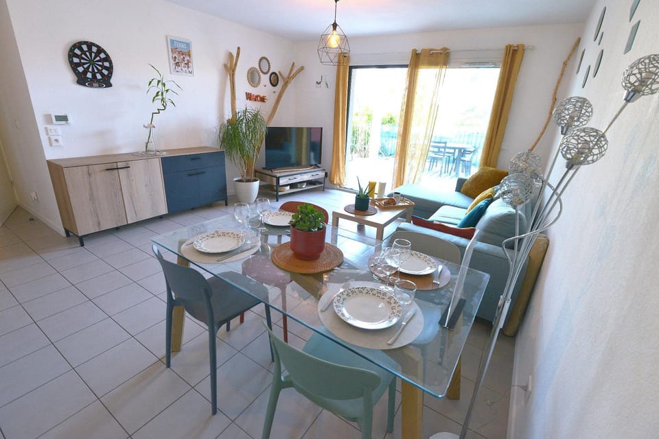 TV and multimedia, Living room, Seating area, Dining area