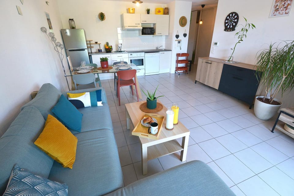 Coffee/tea facilities, Kitchen or kitchenette, Living room, Seating area, Dining area, dishwasher, microwave, oven, stove