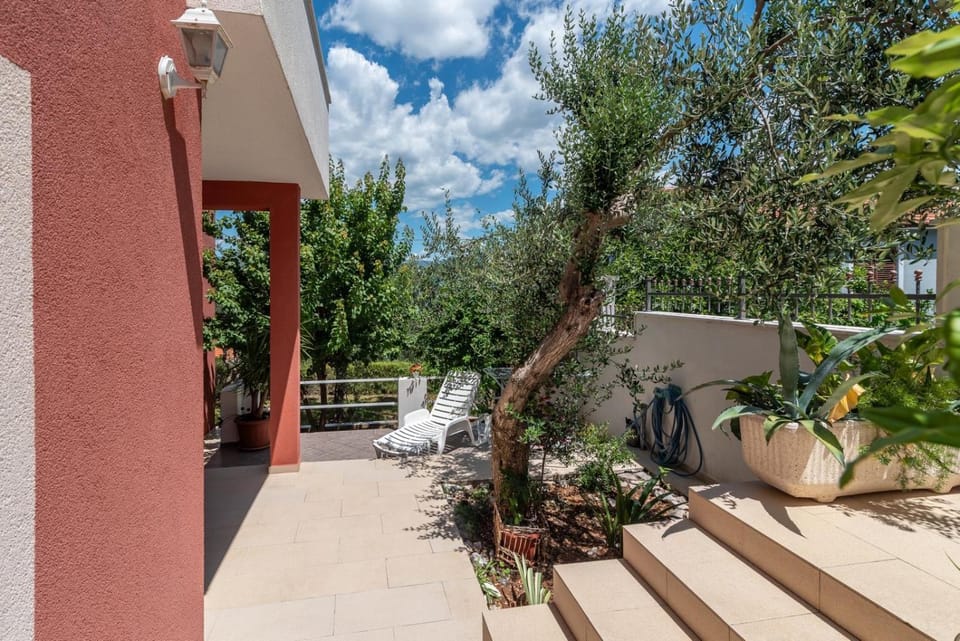Property building, Garden, View (from property/room), Balcony/Terrace, Garden view