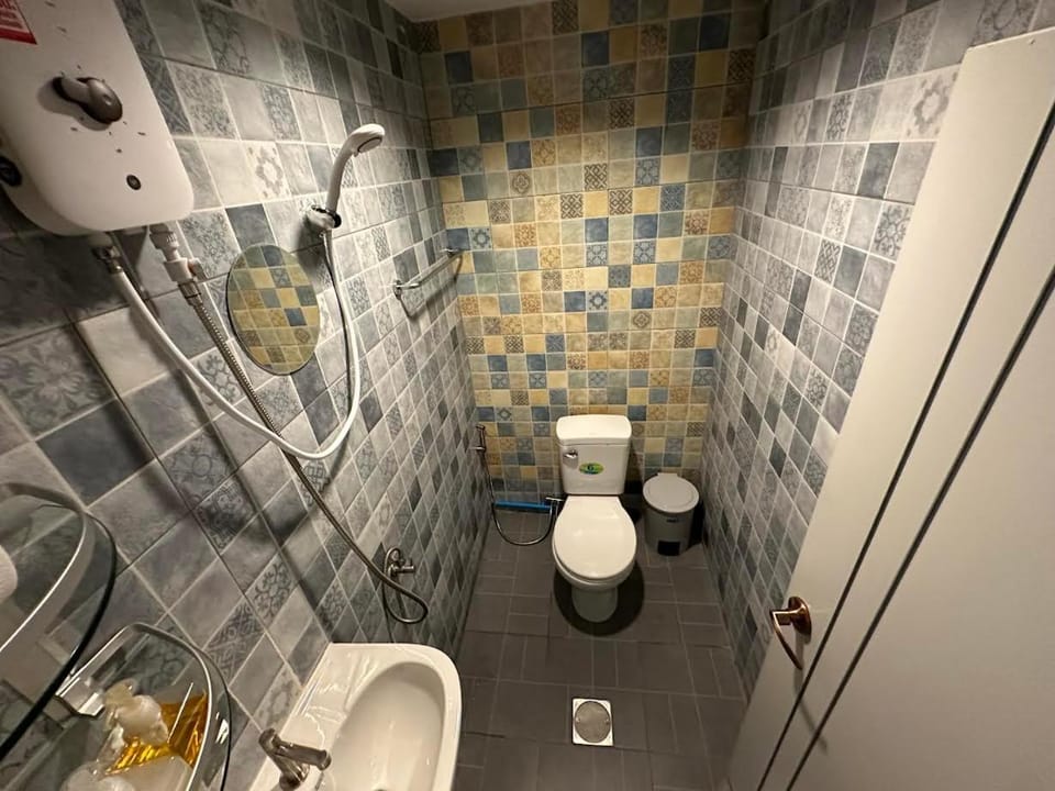 Shower, Toilet