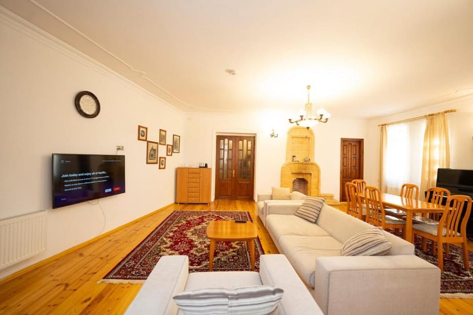 TV and multimedia, Living room, Seating area, Evening entertainment