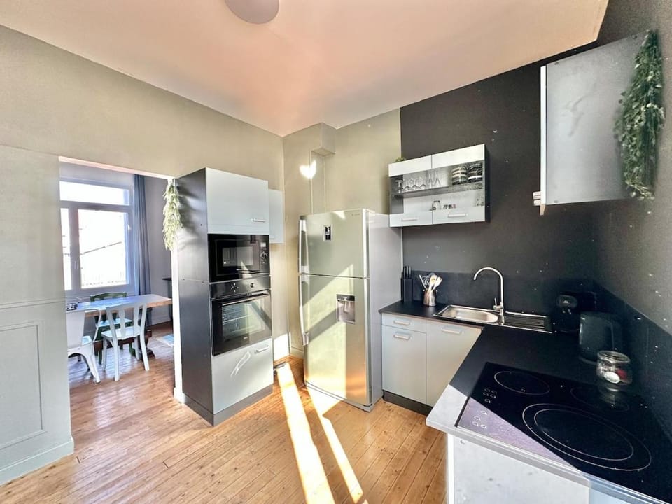 Coffee/tea facilities, Kitchen or kitchenette, microwave, oven, stove