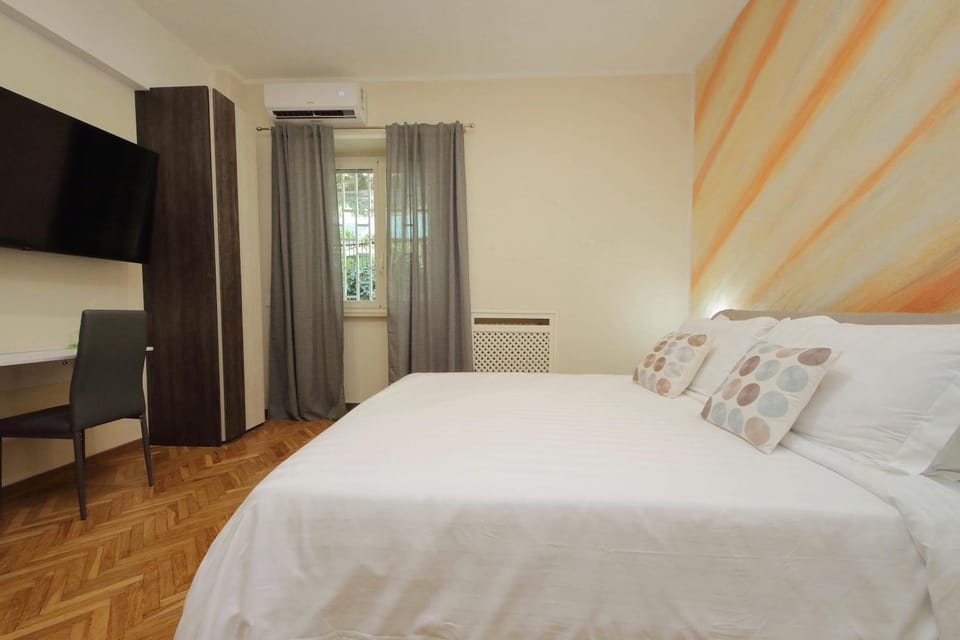 Bed, TV and multimedia, Photo of the whole room, Bedroom