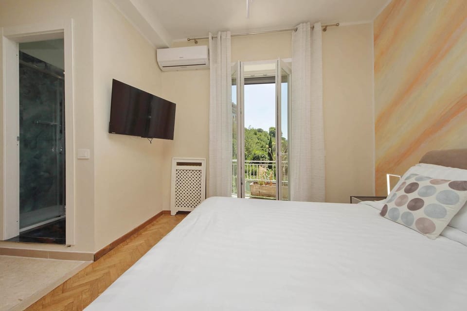 Bed, TV and multimedia, Photo of the whole room, Bedroom, air conditioner