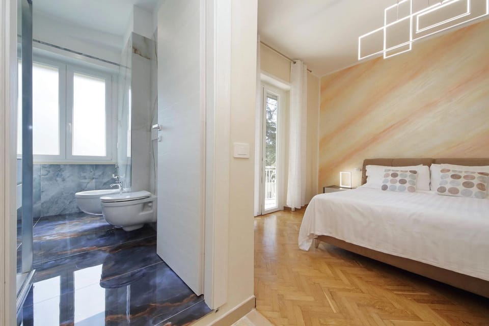 Toilet, Bed, Bathroom, Photo of the whole room, Bedroom, bidet, towels