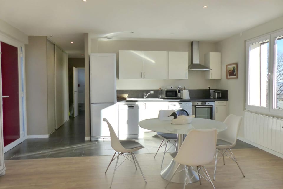 Coffee/tea facilities, Kitchen or kitchenette, Dining area, oven, stove, toaster