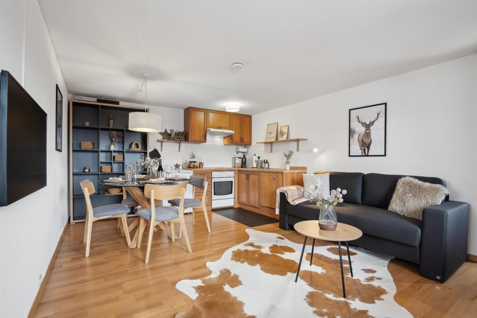TV and multimedia, Coffee/tea facilities, Kitchen or kitchenette, Living room, Seating area, Dining area