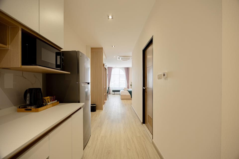Kitchen or kitchenette, minibar