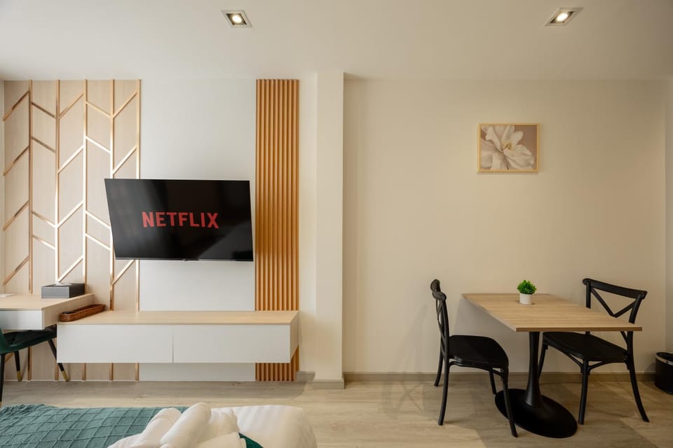 TV and multimedia, Seating area, Dining area