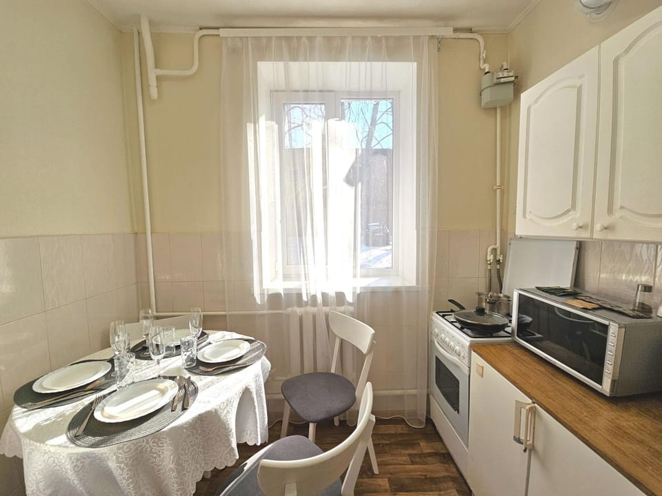 Coffee/tea facilities, Kitchen or kitchenette, Dining area, microwave, oven, stove