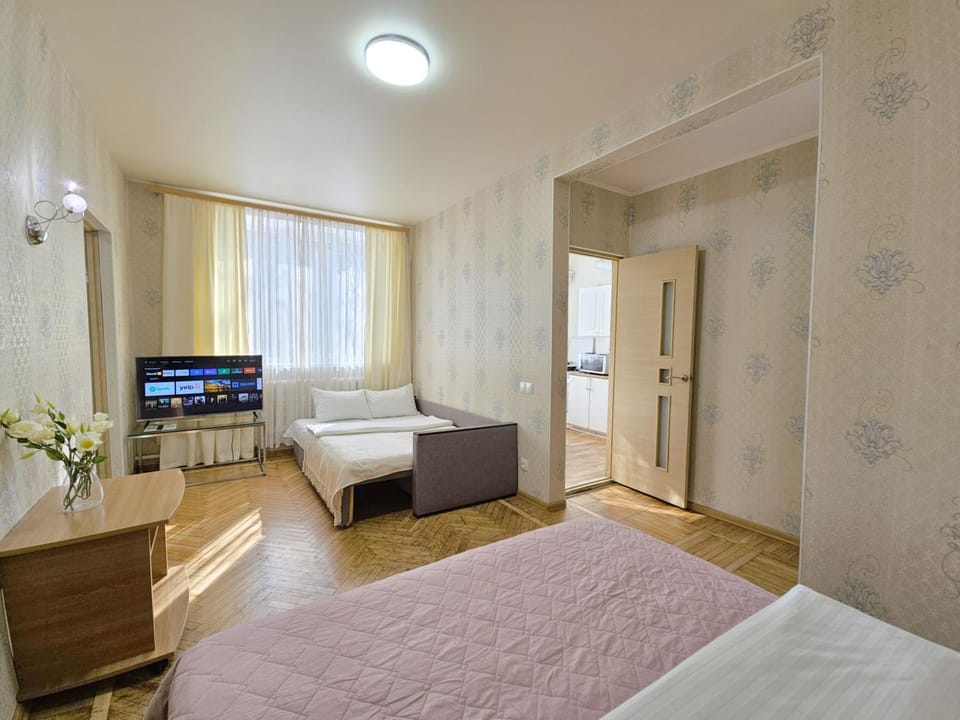 Bed, TV and multimedia, Living room, Photo of the whole room, Seating area, Bedroom
