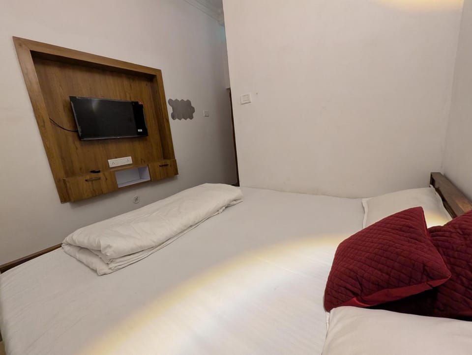 Bed, TV and multimedia, Photo of the whole room, Bedroom, towels