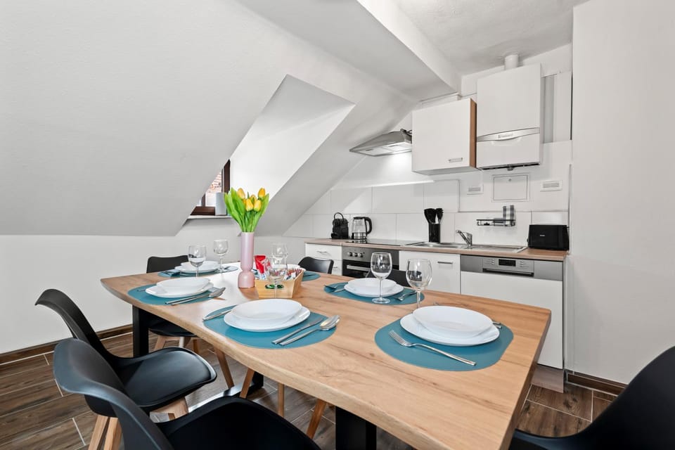 Kitchen or kitchenette, Dining area, stove