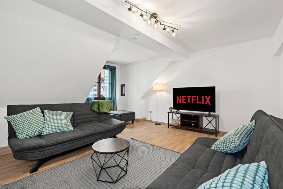 TV and multimedia, Living room, Seating area, Evening entertainment