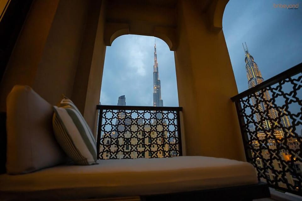 Bnbeyond's Luxury Vibe & Burj View Apartment in Dubai