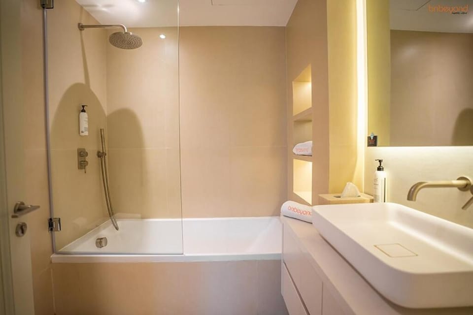 Bnbeyond's Luxury Vibe & Burj View Apartment in Dubai