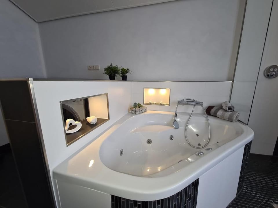Hot Tub, Bath