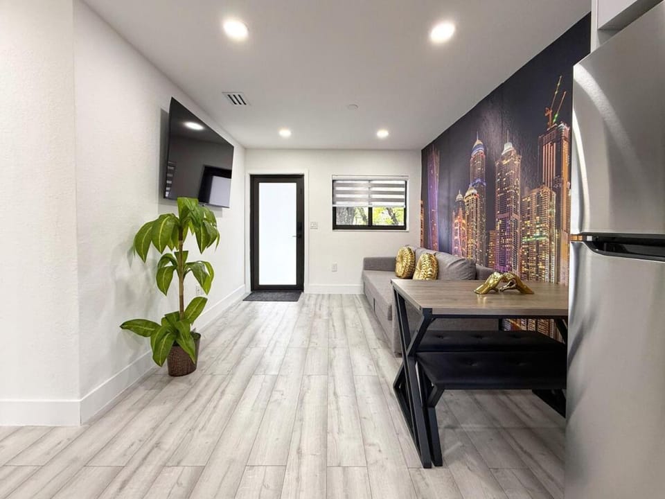 TV and multimedia, Living room, Seating area, Dining area