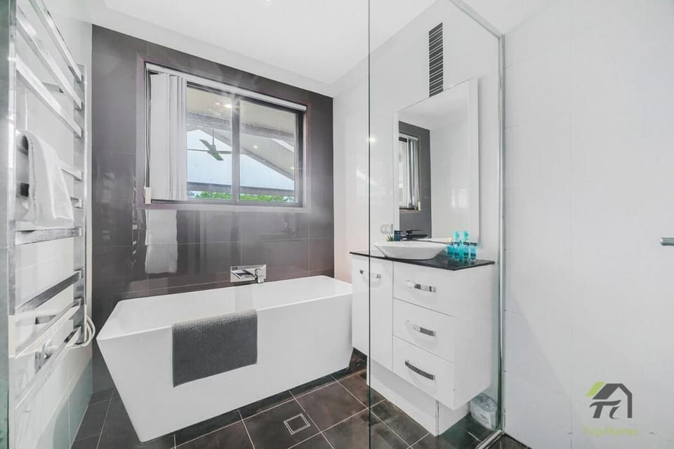 Located in Cranebrook, 3 bedrooms, relaxing home House in Sydney