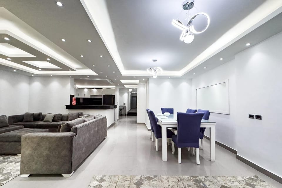 The Bold & Bright 3BDR Apt 15 Min To Airport Apartment in Cairo Governorate