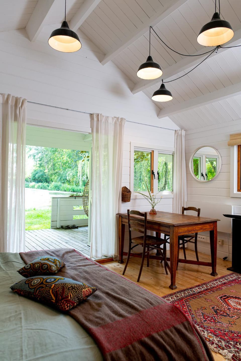 Bed, Dining area