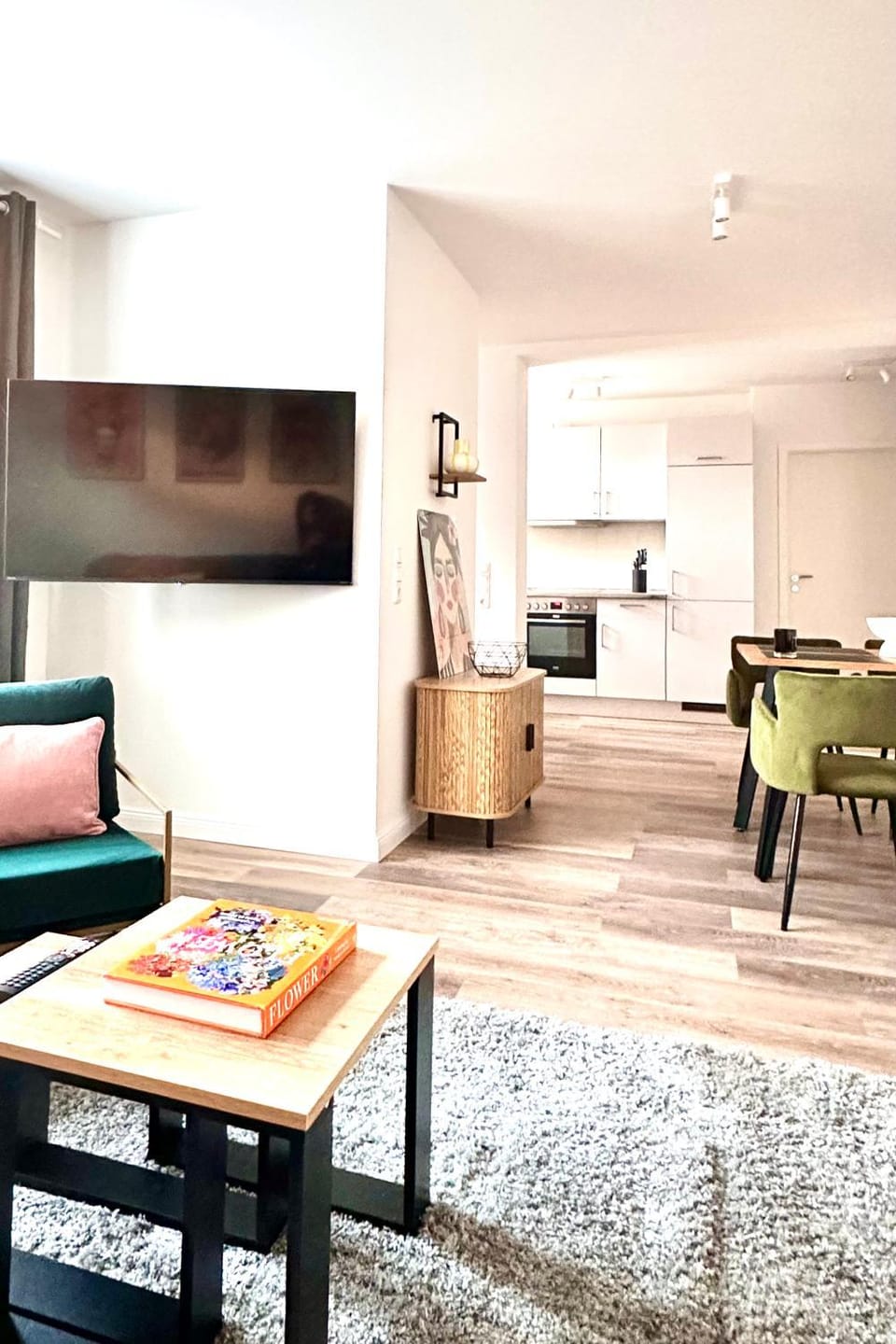 Kitchen or kitchenette, Living room, Seating area, Dining area