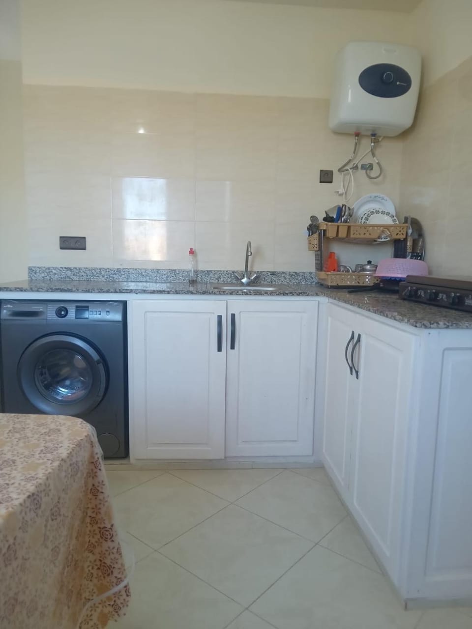 Kitchen or kitchenette, Dining area, washing machine