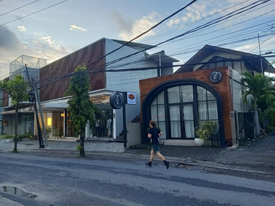 Neighbourhood, On-site shops