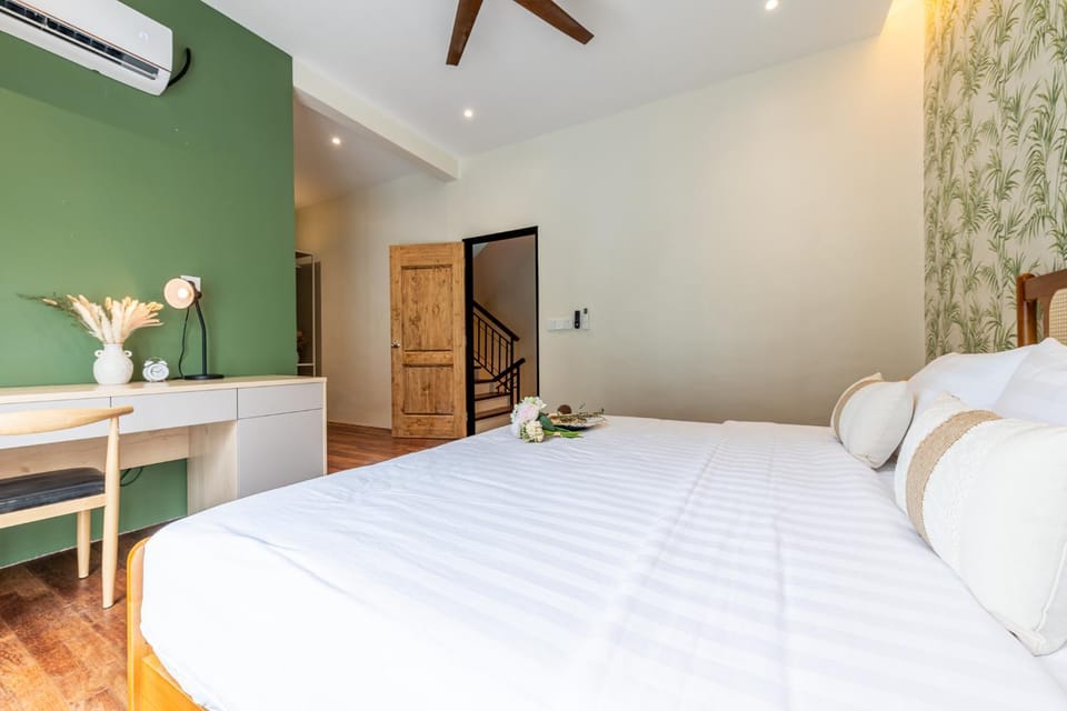 Bed, Bedroom, wardrobe, air conditioner