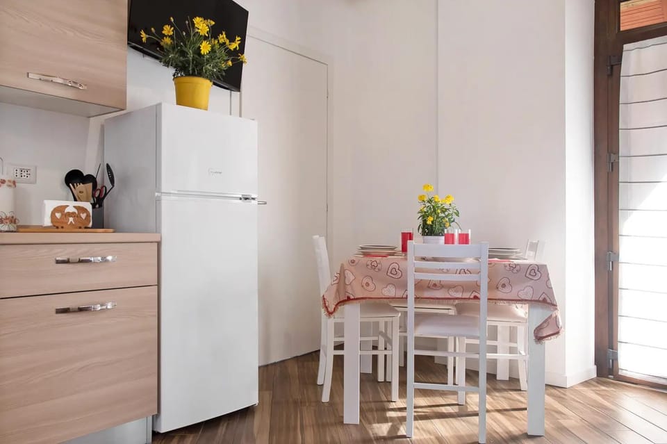 Kitchen or kitchenette, Dining area