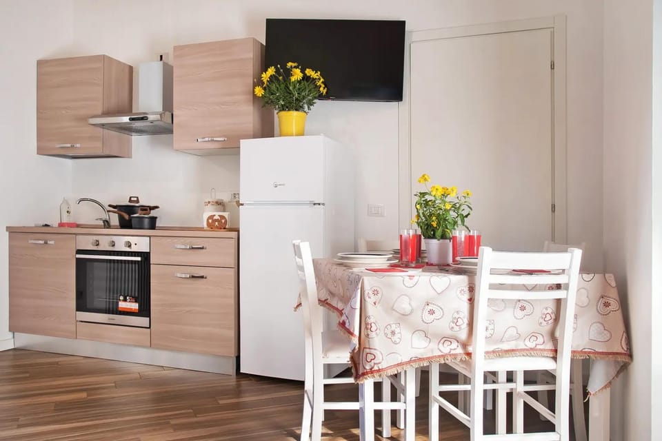 Kitchen or kitchenette, Dining area, oven, stove
