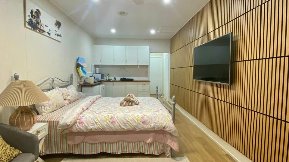 Modern Studio Room Retreat House in Toowoomba