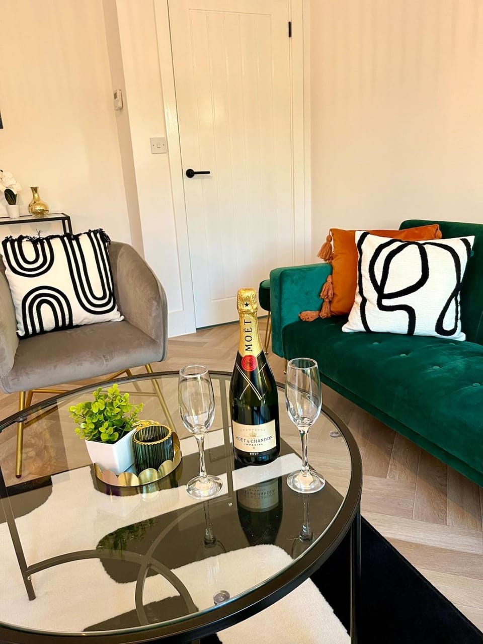 Day, Living room, Seating area, internet