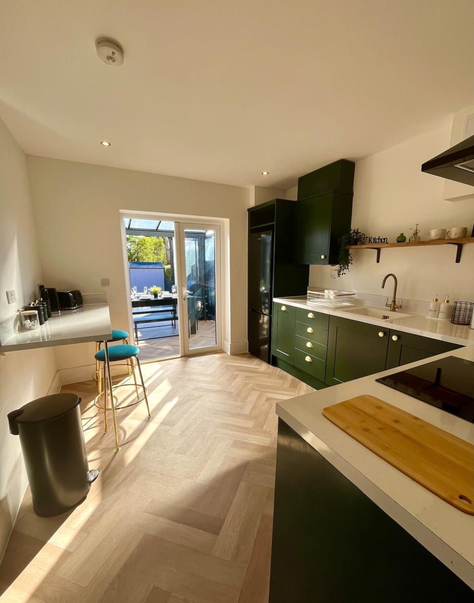 Kitchen or kitchenette, Seating area, Dining area, dishwasher, stove, toaster