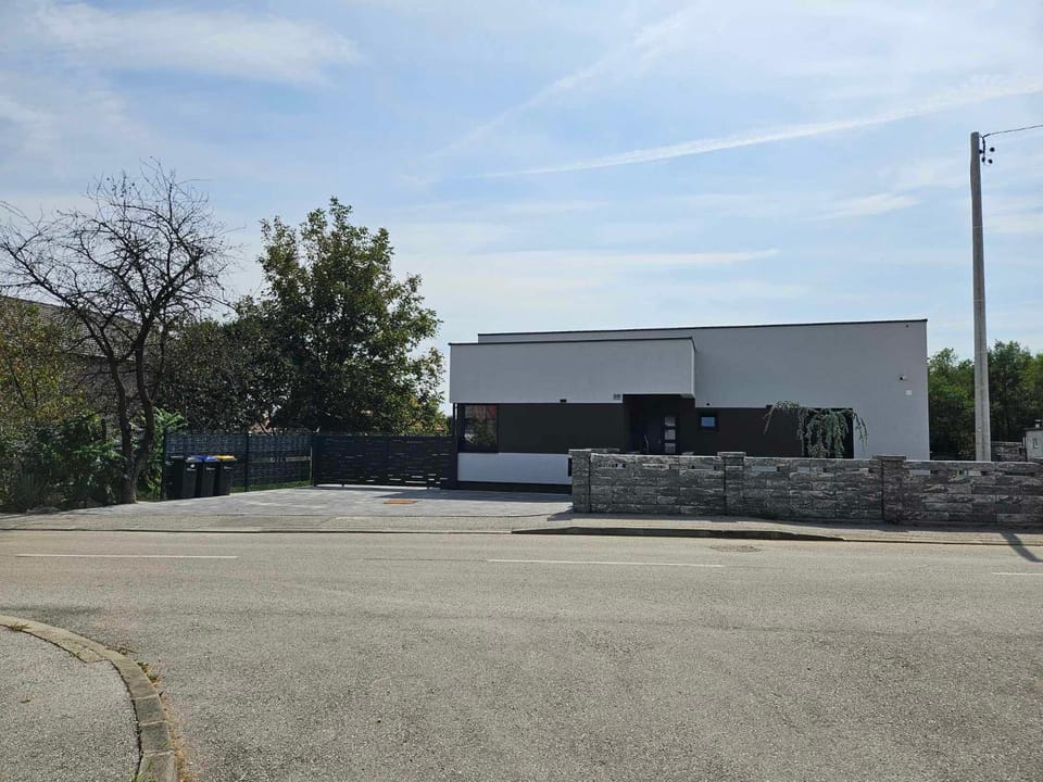 Villa Joy with Pool,Jacuzzi,E Auto Station Villa in Slovenia
