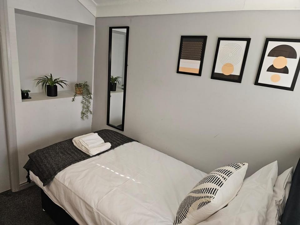 Spacious 3-Bedroom Semi Detached House By Homebird Property Management Short Lets & Serviced Accommodation Leeds With Private Parking & Garden House in Leeds