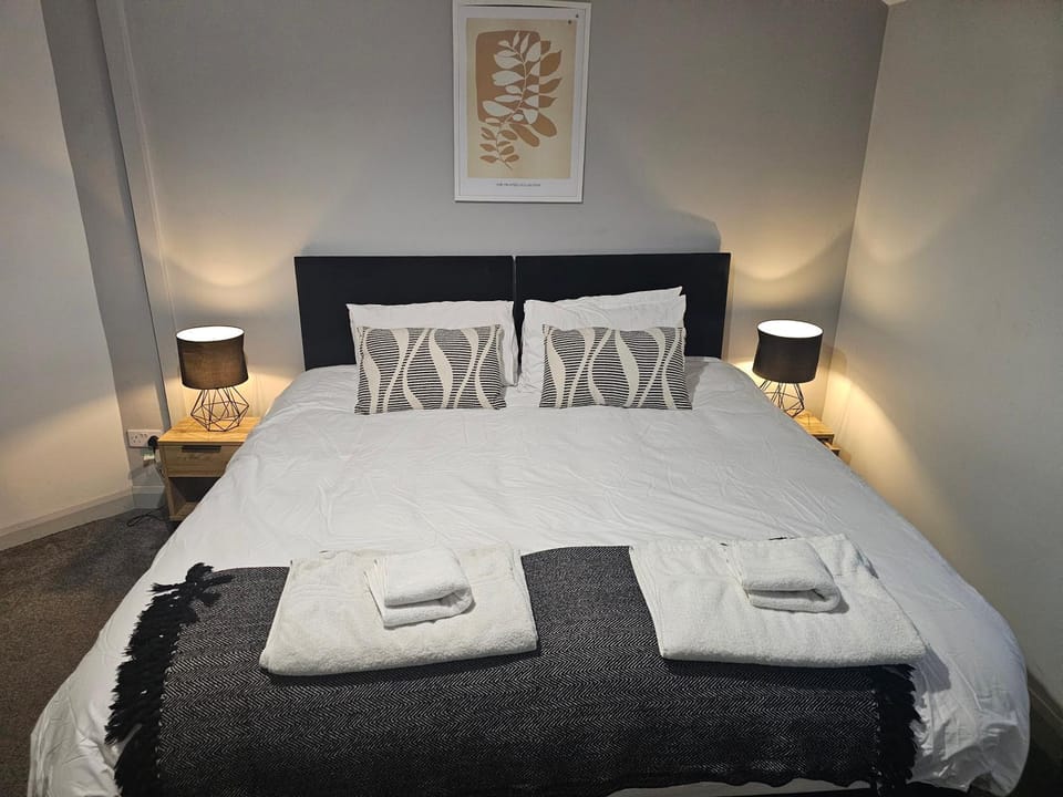 Bed, Photo of the whole room, Bedroom, towels