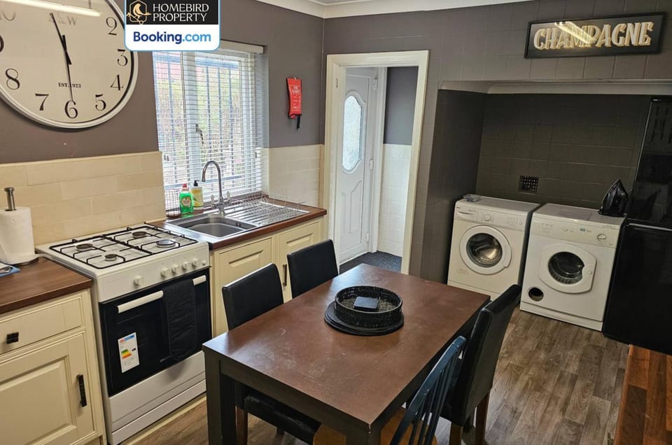 Kitchen or kitchenette, Dining area, dishwasher, oven, stove