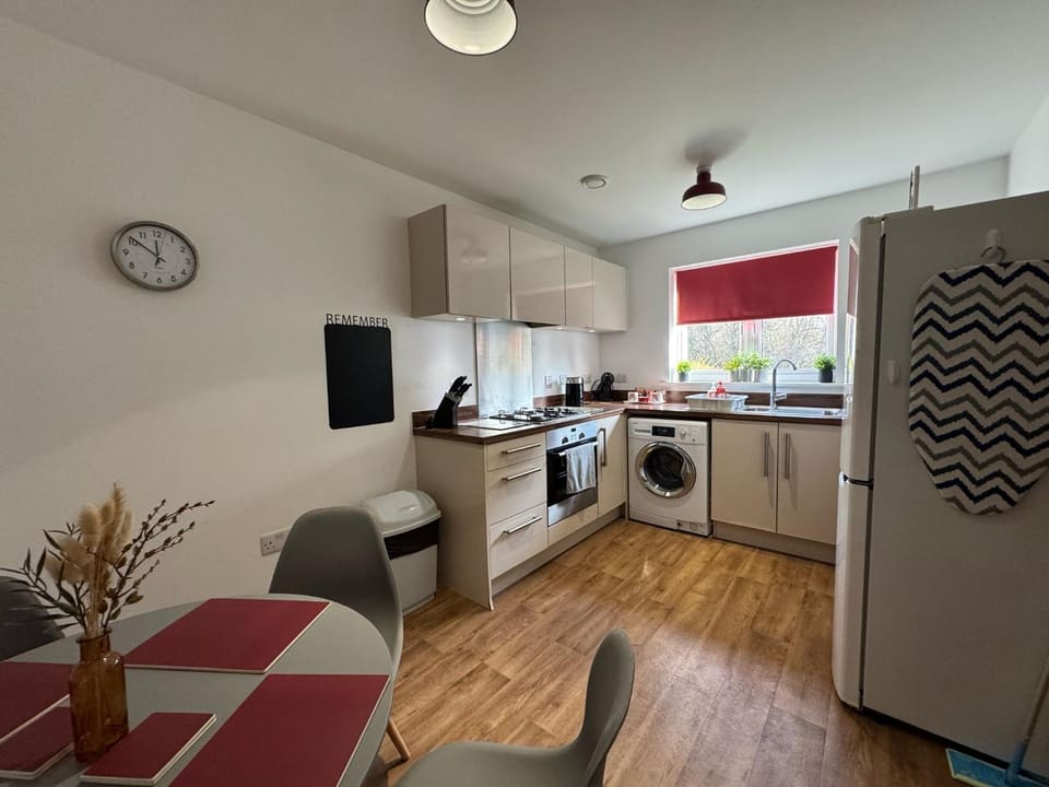 Kitchen or kitchenette, Dining area, oven, stove, toaster, washing machine