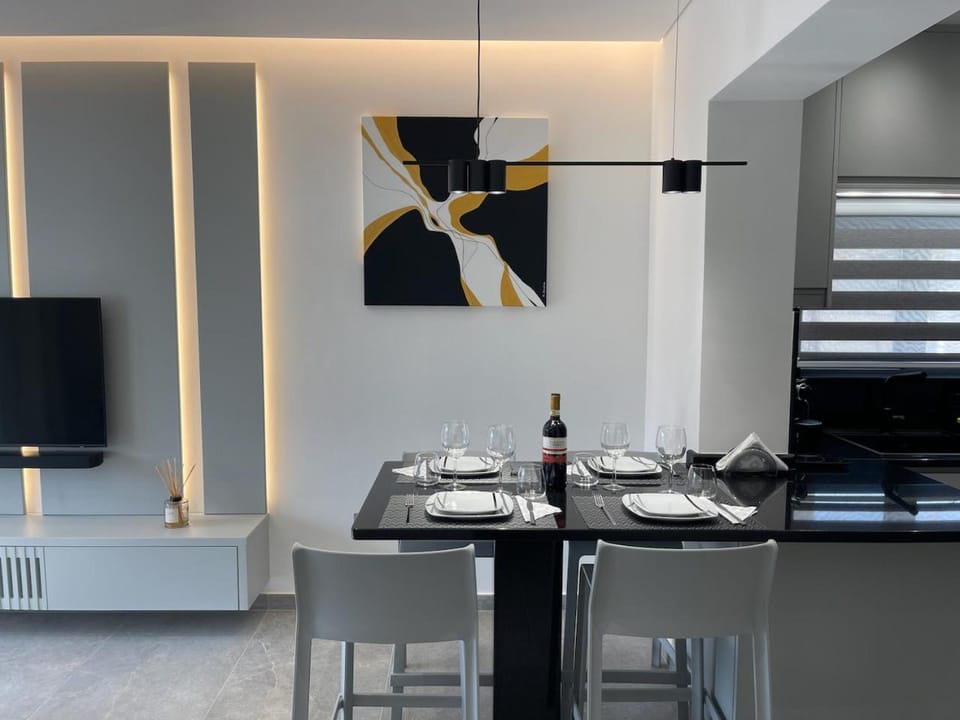 TV and multimedia, Kitchen or kitchenette, Living room, Decorative detail, Dining area, kitchen, air conditioner