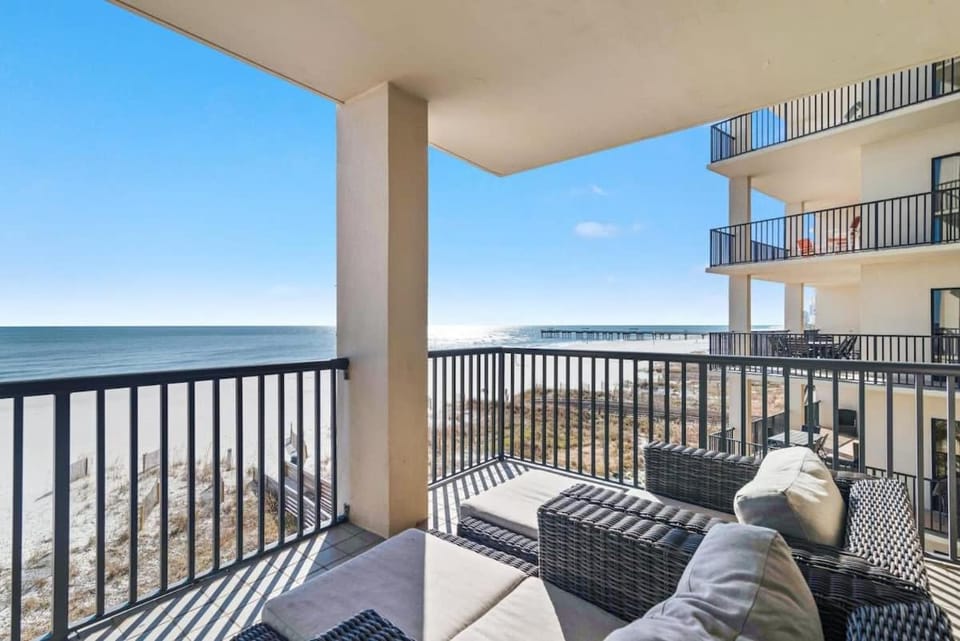 Palms 304 3rd floor 3 bedrooms 3 baths corner unit beach front House in Orange Beach