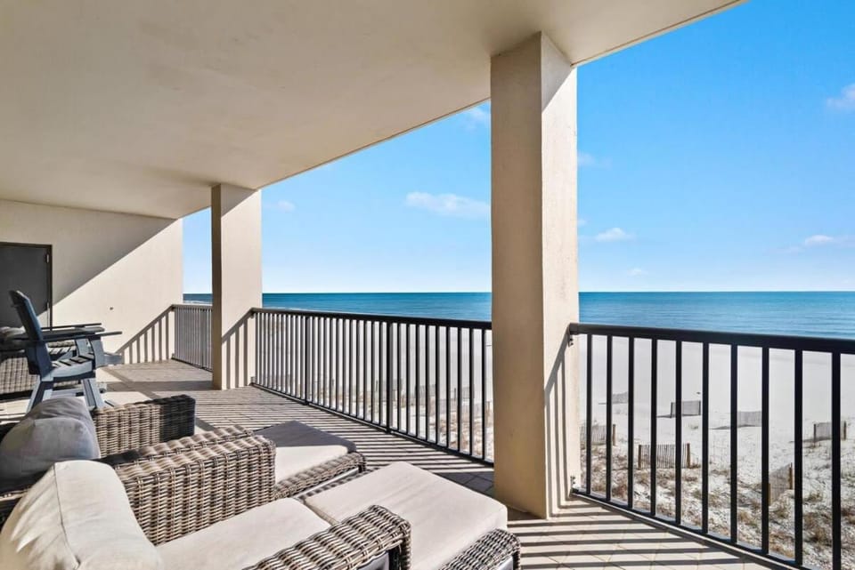 Palms 304 3rd floor 3 bedrooms 3 baths corner unit beach front House in Orange Beach