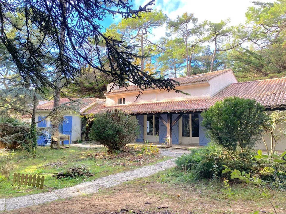 Property building, Facade/entrance, Garden, Garden
