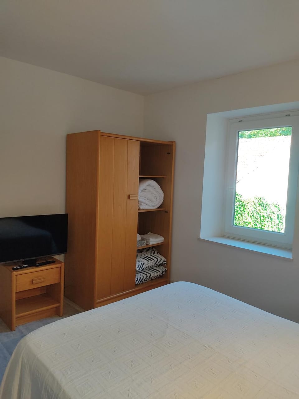 Bed, TV and multimedia, Bedroom, wardrobe