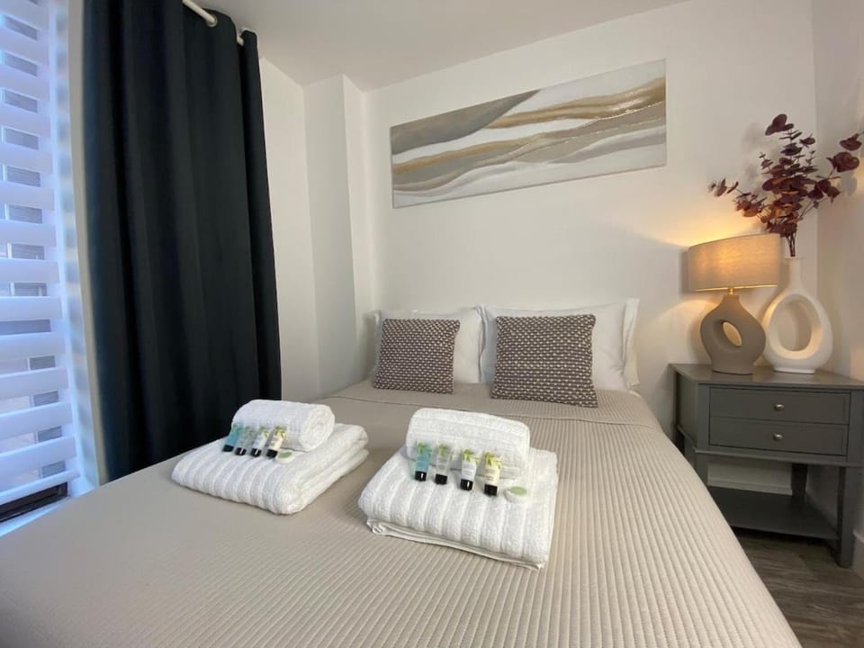 Bed, Photo of the whole room, Bedroom, towels